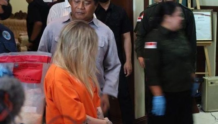 WNA Ukraina Ditangkap di Bandara Ngurah Rai Bawa Narkoba Jenis Blue Safir Hampir 2 Kg